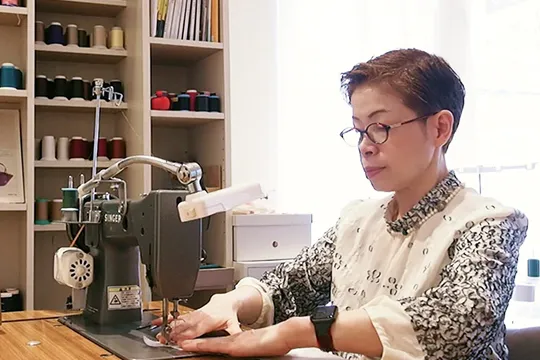 服を仕立てている写真