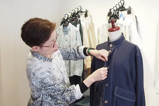 服を調整している写真